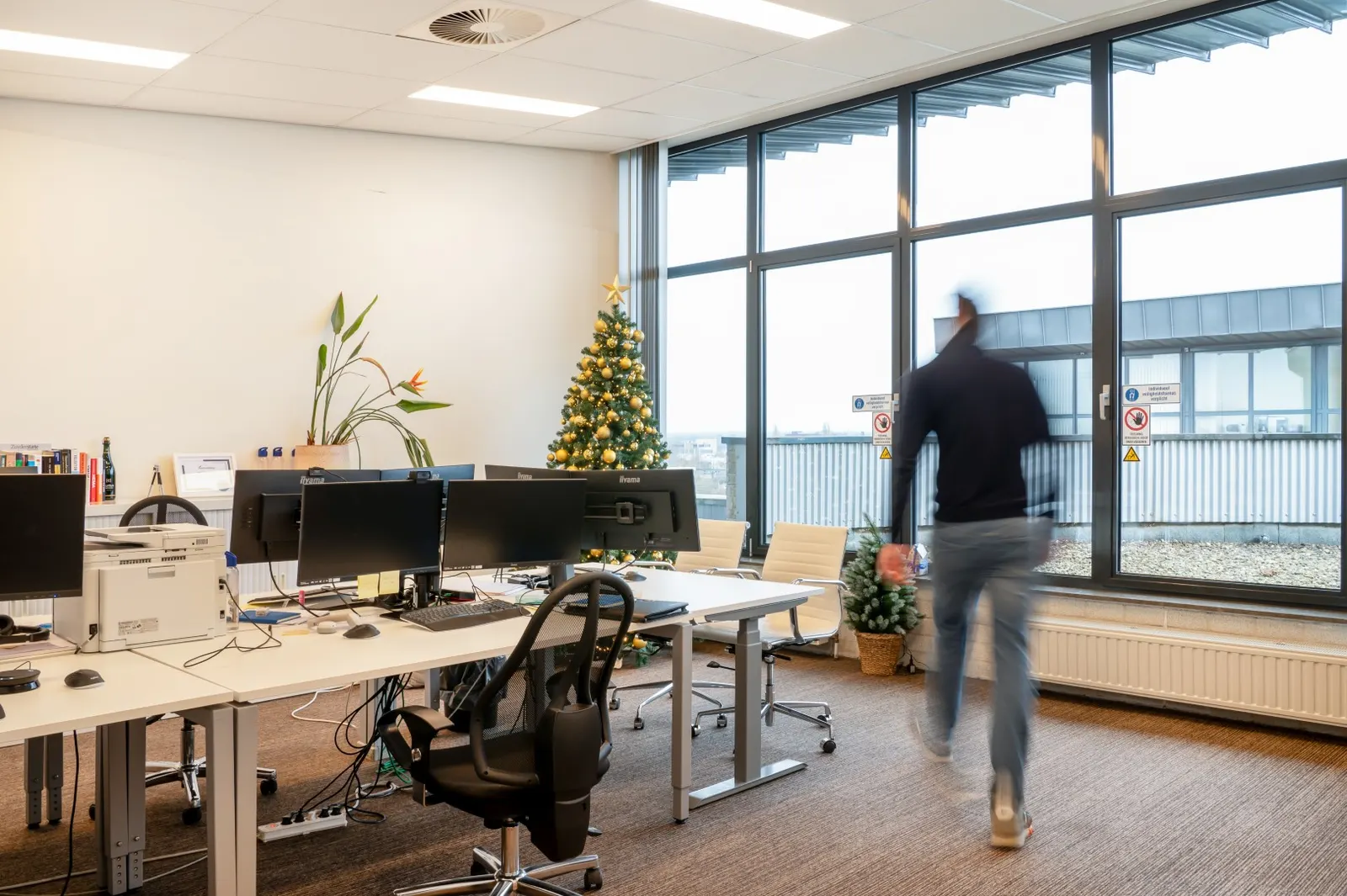 Kantoor met grote ramen, ergonomische bureaus en zicht op de omgeving in Office Capital Hasselt