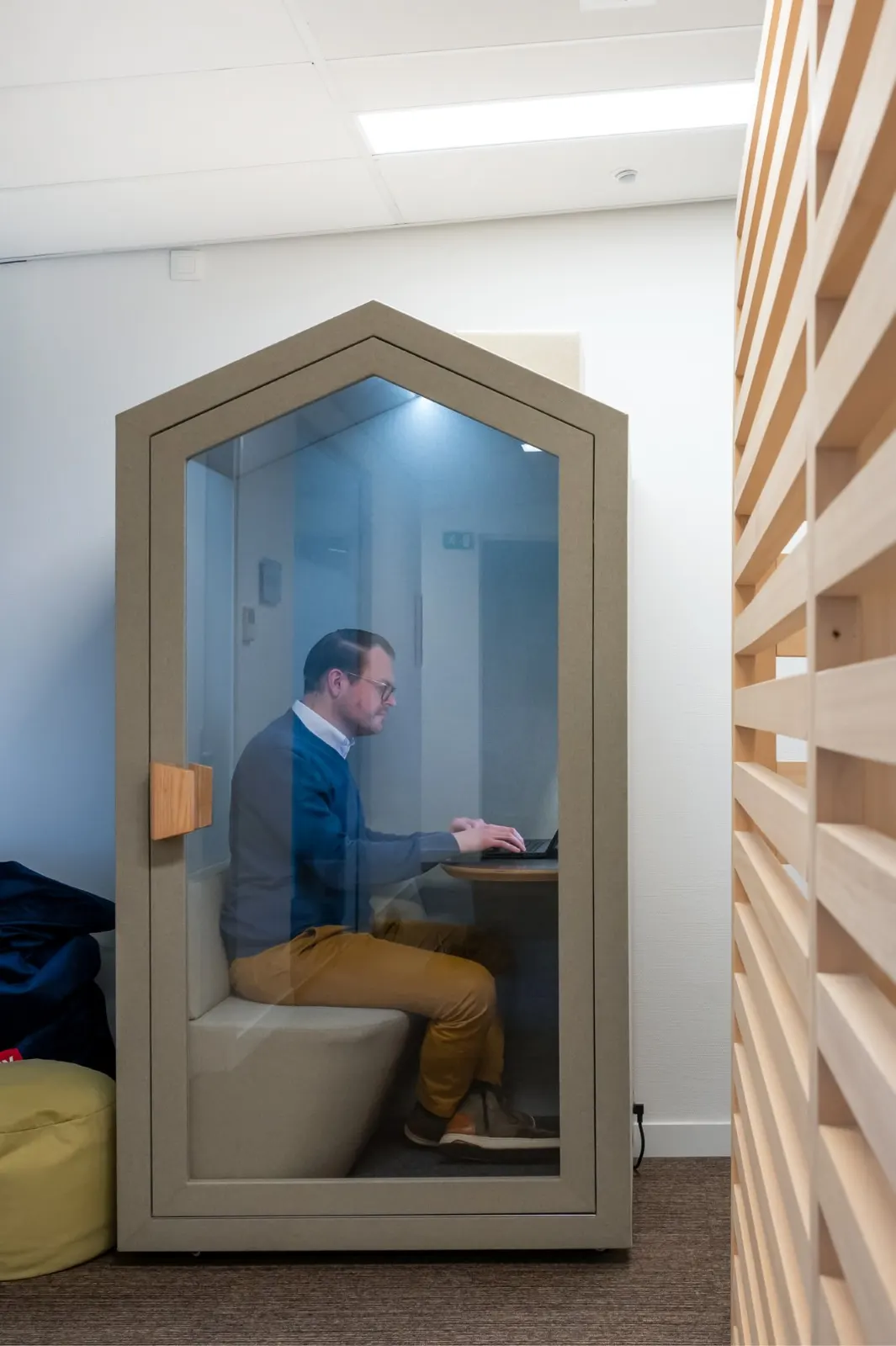 Man belt in een gesloten belcel in Office Capital Hasselt