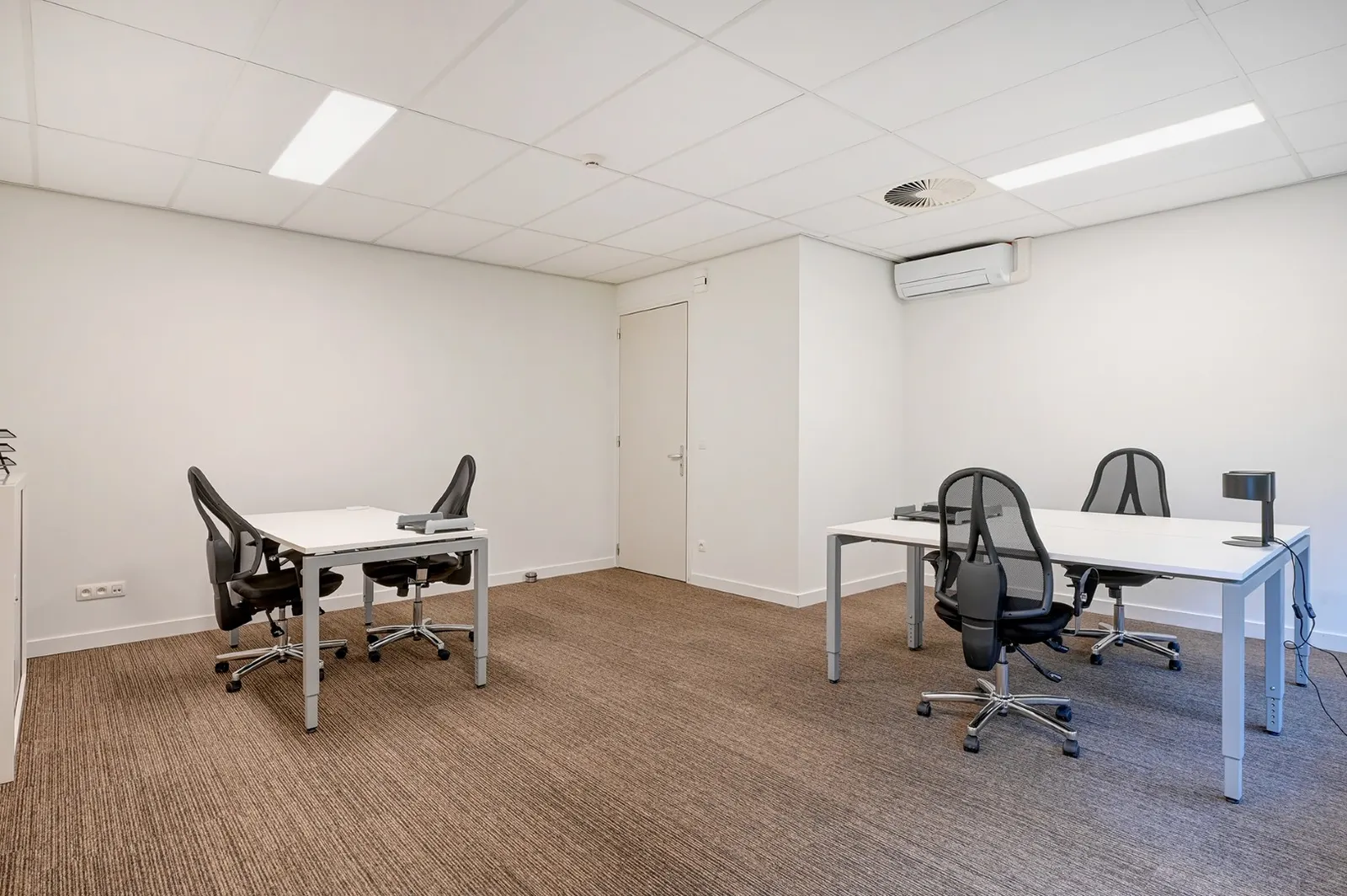 Leeg kantoor met airco, ledverlichting en twee werkplekken in Office Capital Hasselt
