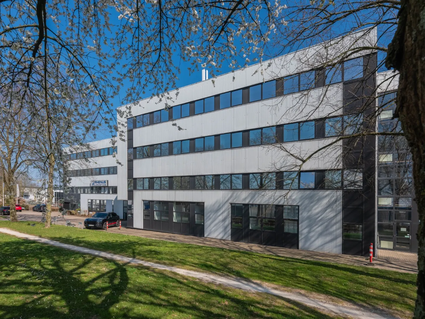Buitenaanzicht van het kantoorgebouw van Office Capital aan de Horsterweg in Maastricht-Airport