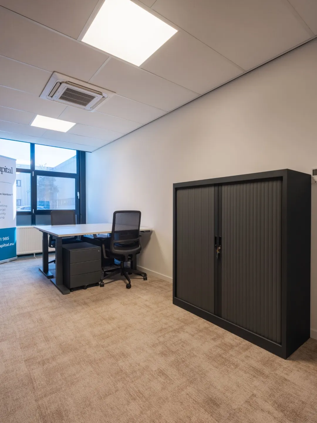 Kantoor met bureau, bureaustoel en afsluitbare kast in Office Capital Maastricht-Airport