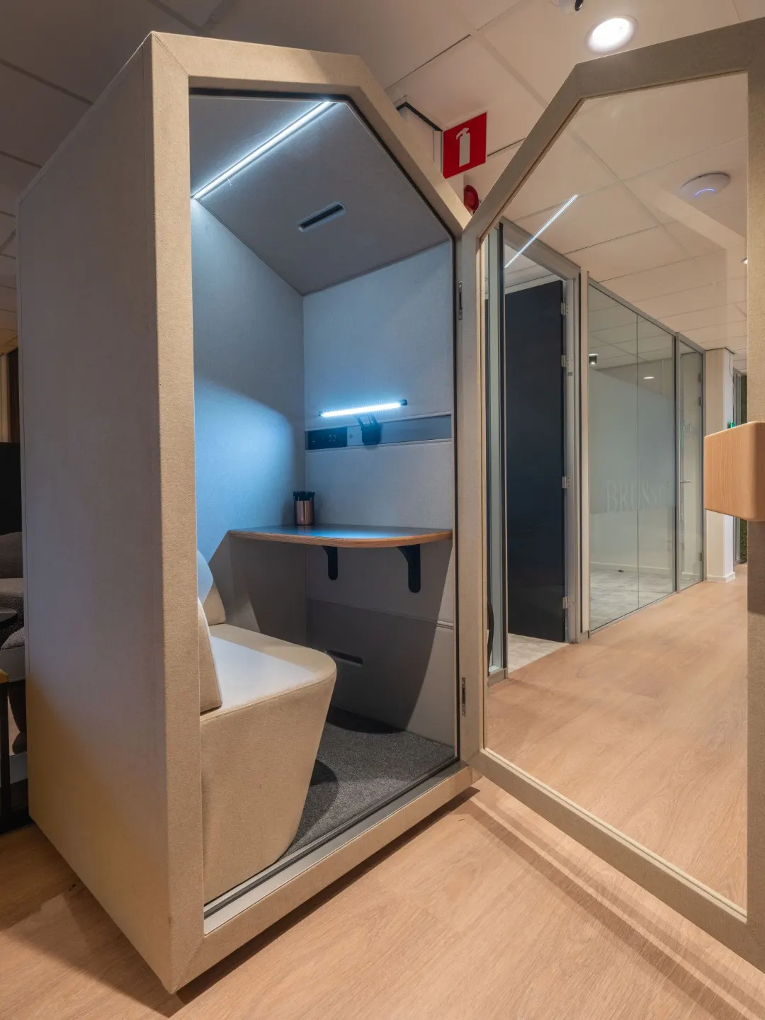 Gesloten belcel met zitje voor telefoongesprekken in Office Capital Maastricht-Airport